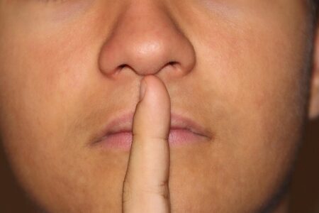 'Não é crime': TJGO tranca inquérito contra advogados que orientaram direito ao silêncio