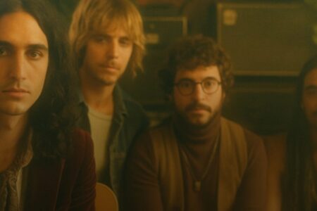 Velvet Sundown lançou dois álbuns apenas no mês de junho e teve ascensão meteórica Fãs de banda descobrem que o grupo é obra de IA