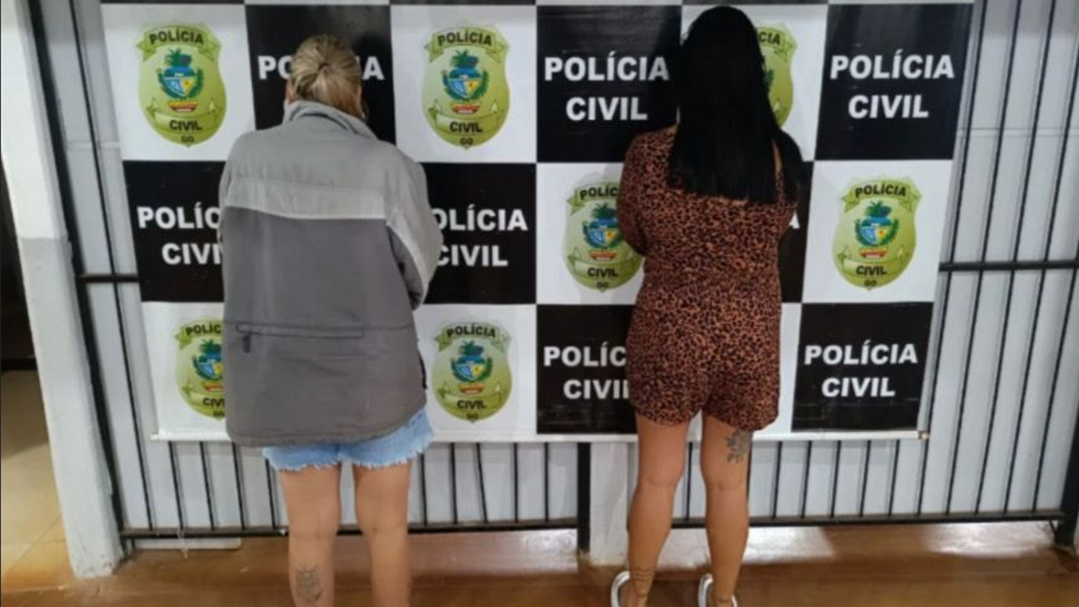 ‘Policialzinho folgado’: mulheres embriagadas são presas após desacatar policial em Trindade 1 Mulheres presas por desacato (Foto: Reprodução)