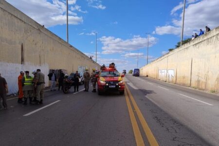 Carro sofre acidente no Anel Viário no setor Garavelo, em Aparecida de Goiânia