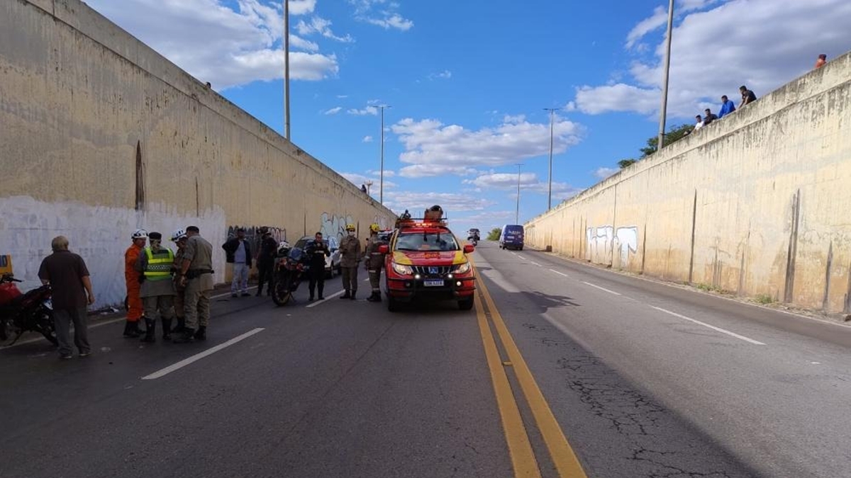 Carro sofre acidente no Anel Viário no setor Garavelo, em Aparecida de Goiânia