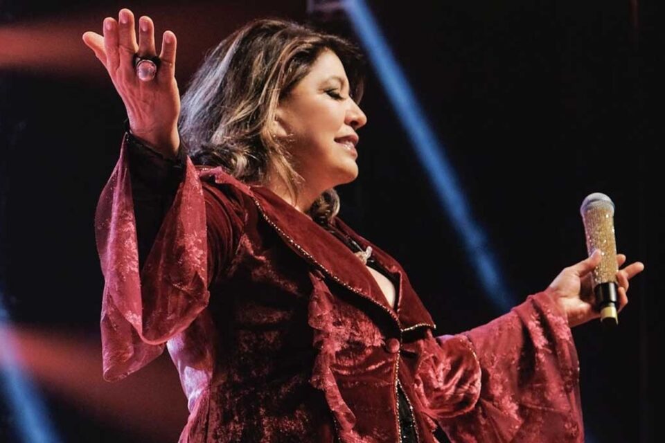 Roberta Miranda xinga durante show na Paraíba; assista ao vídeo Cantora perdeu a paciência após ser insultada