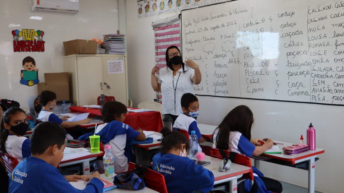 Professora em sala de aula em Goiânia (Foto: divulgação/Prefeitura de Goiânia)
