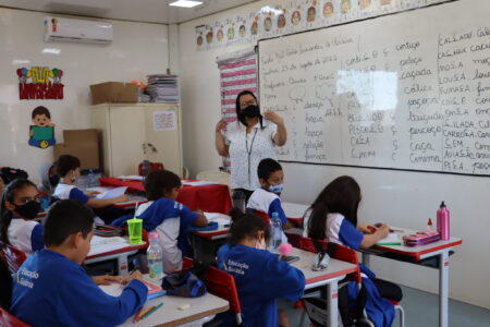 Professora em sala de aula em Goiânia (Foto: divulgação/Prefeitura de Goiânia)