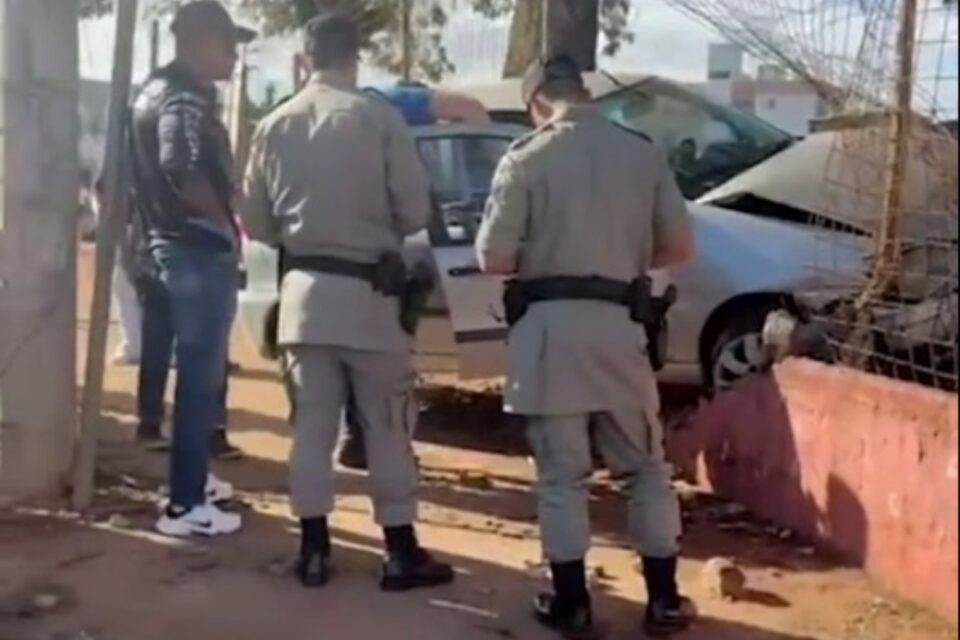 Homem é encontrado morto após acidente com carro baleado, em Anápolis 2 Imagem onde o carro foi encontrado