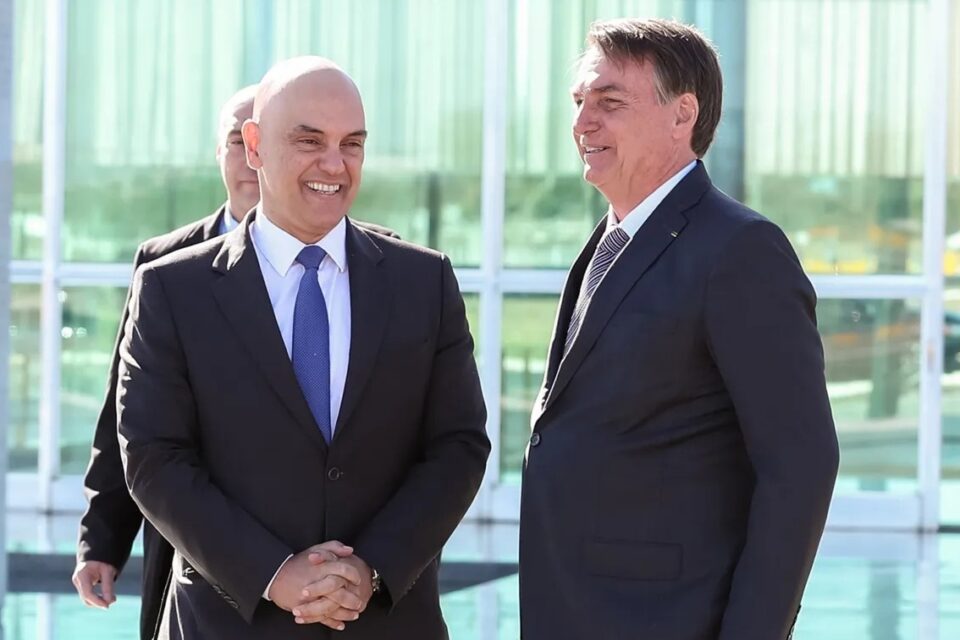 Moraes diz que Bolsonaro descumpriu ordem, mas nega prisão Ministro do STF mantém restrição de uso de redes
