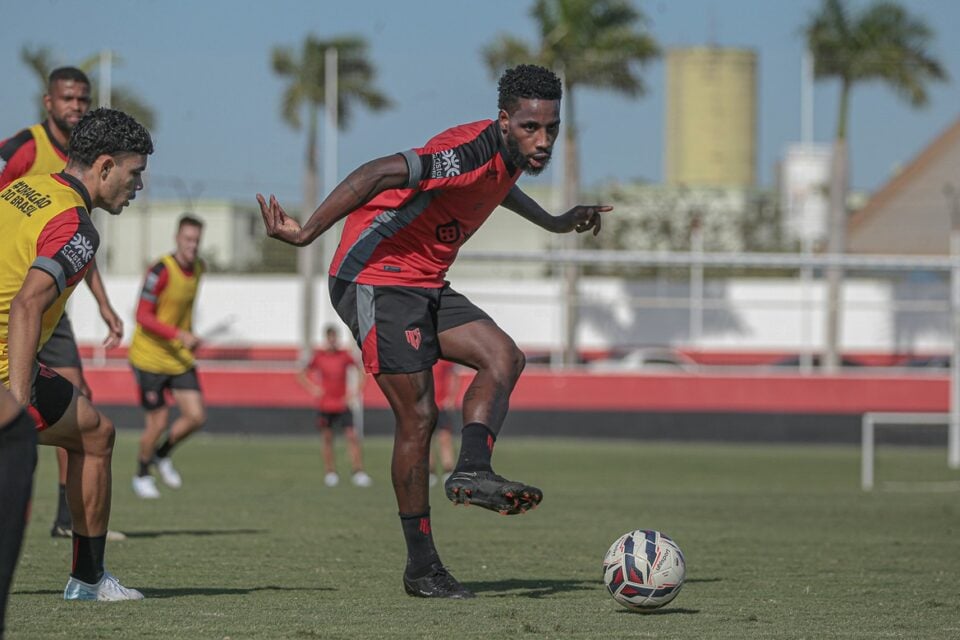 Guilherme Romão é um dos jogadores que estão de saída do Atlético Goianiense