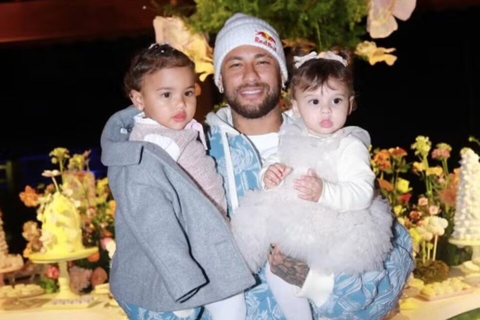 Neymar ao lado das filhas Mavie e Helena