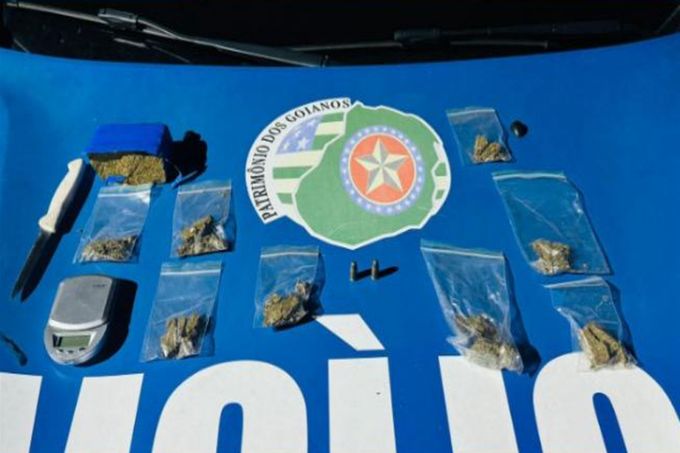 Polícia encontrou porções de maconha com o suspeito (Foto: Divulgação)