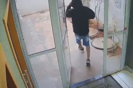 Homem mata gato e incendeia apartamento da ex em Águas Lindas (Reprodução/vídeo cedido ao Metrópoles)