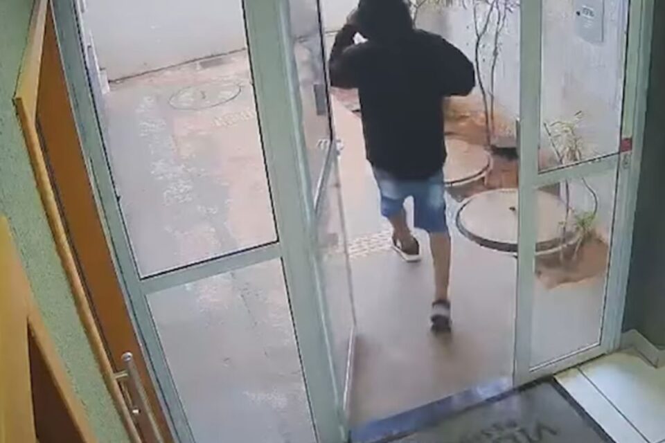 Homem mata gato e incendeia apartamento da ex em Águas Lindas (Reprodução/vídeo cedido ao Metrópoles)