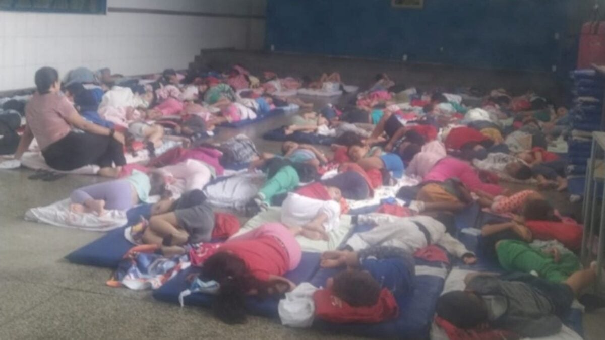 Imagem das crianças em espaço coletivo