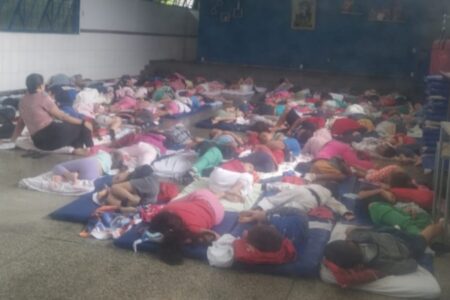 Imagem das crianças em espaço coletivo