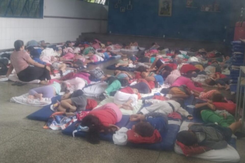 Imagem das crianças em espaço coletivo
