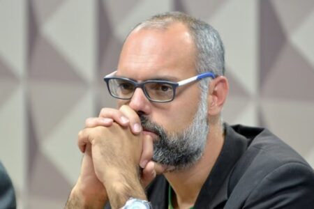 Blogueiro bolsonarista diz que Bolsonaro deve ir à embaixada dos EUA para evitar prisão