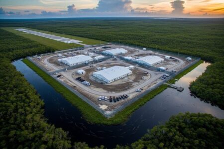 Alcatraz dos Jacarés: como é a nova prisão para imigrantes ilegais inaugurada por Trump jacarés funcionam como guardas