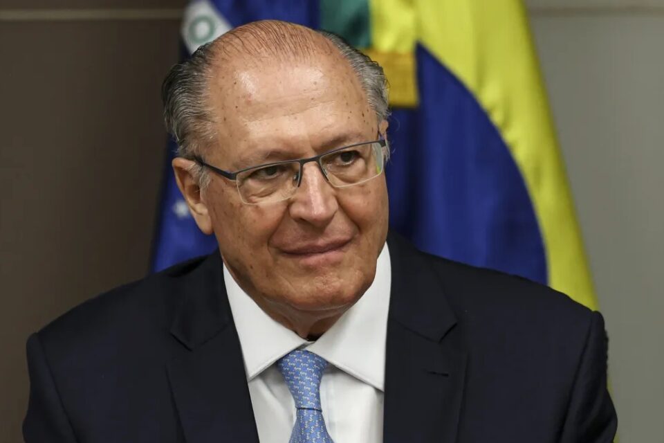 Trump ameaça novas tarifas ao Brasil e Alckmin reage: 'Prejudica a própria economia americana'