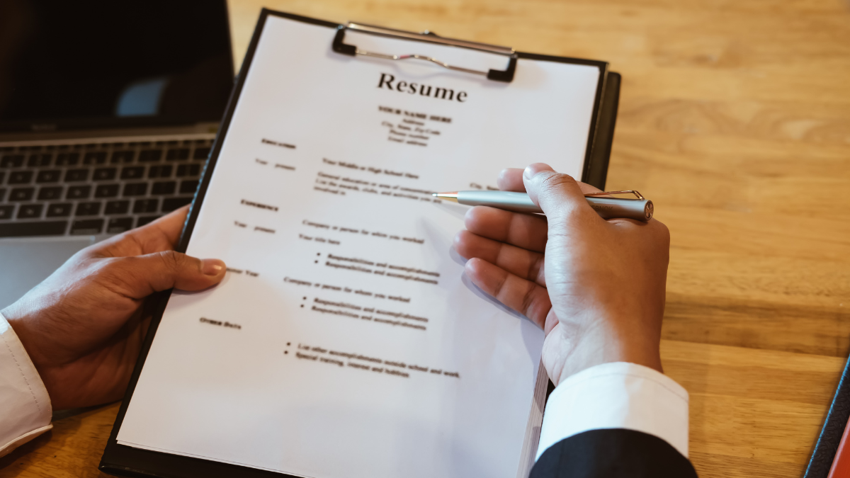 Imagem se uma pessoa analisando um currículo