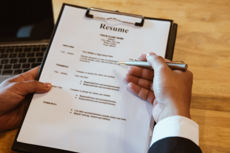 Imagem se uma pessoa analisando um currículo