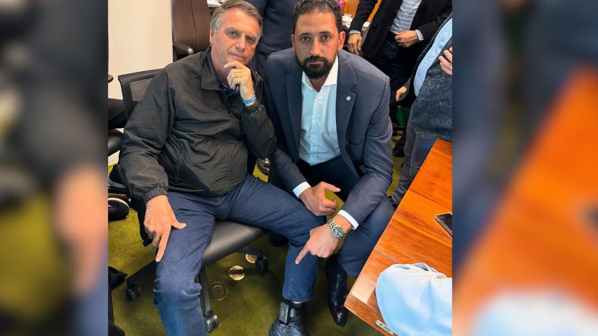 Bolsonaro exibe tornozeleira no Congresso Nacional (Foto: Instagram/@mauriciodovolei)