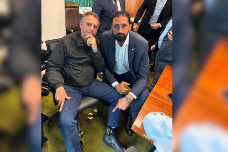 Bolsonaro exibe tornozeleira no Congresso Nacional (Foto: Instagram/@mauriciodovolei)