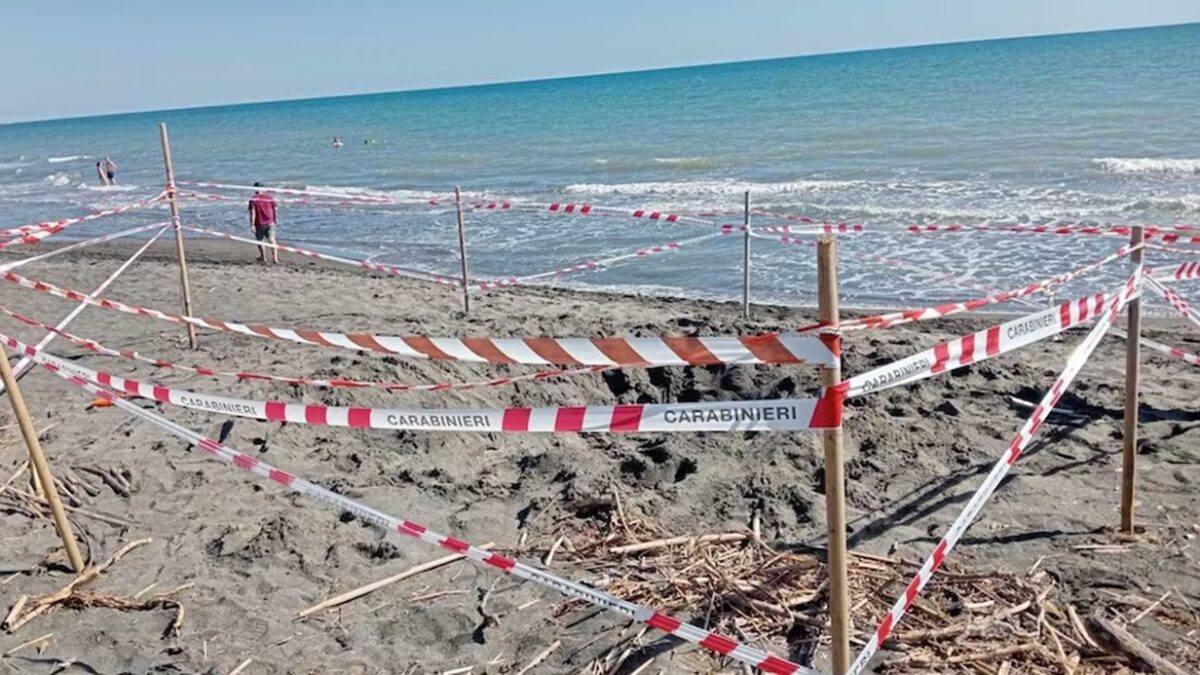 Adolescente morre soterrado após cavar túnel na areia de praia, na Itália "Queria entrar por um lado e sair pelo outro", contou um banhista