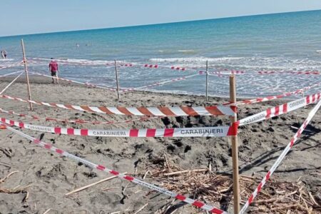 Adolescente morre soterrado após cavar túnel na areia de praia, na Itália "Queria entrar por um lado e sair pelo outro", contou um banhista