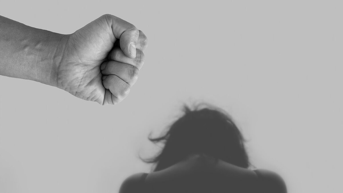 Homem agride mulher durante discussão (Foto: Freepik)