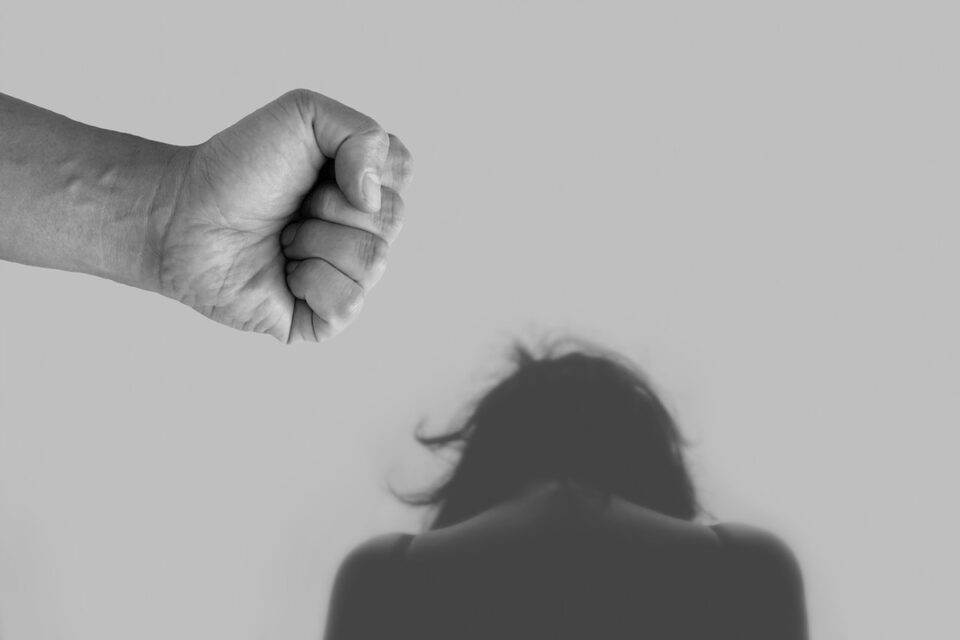 Homem agride mulher durante discussão (Foto: Freepik)