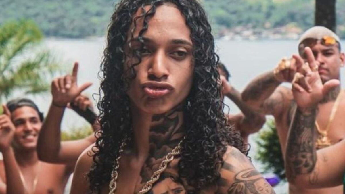 Polícia cerca casa de Oruam, que reage com xingamentos e pedras; vídeo Rapper filmou o delegado Moyses Santana e xingou o policial