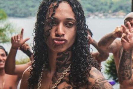 Polícia cerca casa de Oruam, que reage com xingamentos e pedras; vídeo Rapper filmou o delegado Moyses Santana e xingou o policial