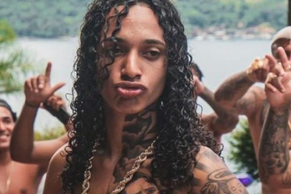 Polícia cerca casa de Oruam, que reage com xingamentos e pedras; vídeo Rapper filmou o delegado Moyses Santana e xingou o policial