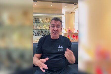 Ex-prefeito de Itaberaí usa sandálias femininas para divulgar loja