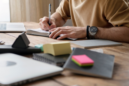 Imagem de uma pessoa estudando