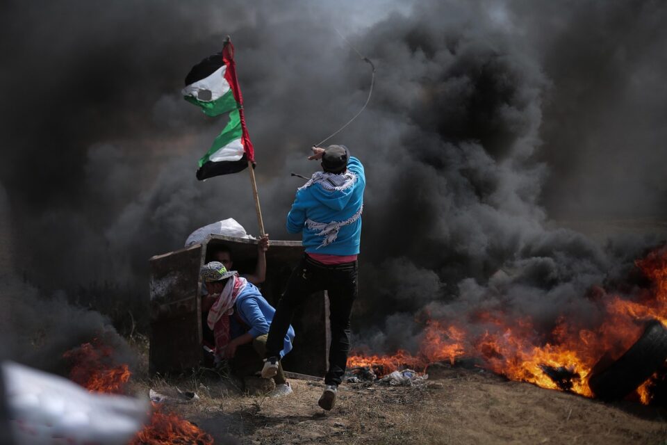 Israel permite que Cruz Vermelha e Egito entrem em Gaza para ajudar a procurar corpos de reféns