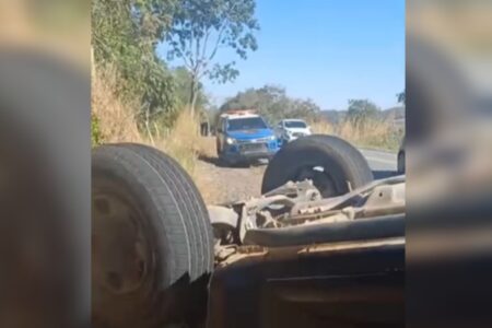 Viatura da PM capota na GO-070 para evitar colisão com caminhão