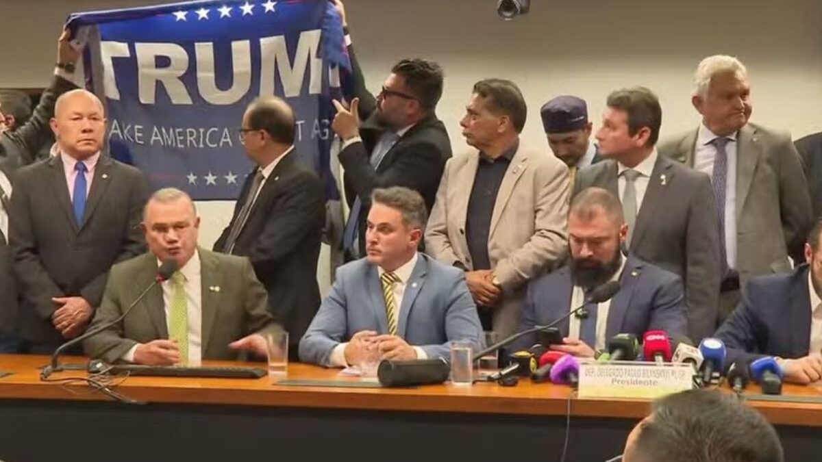 Deputados do PL ostentam bandeira de Trump na Câmara (Foto: reprodução/X)