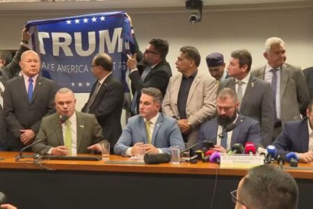 Deputados do PL ostentam bandeira de Trump na Câmara (Foto: reprodução/X)
