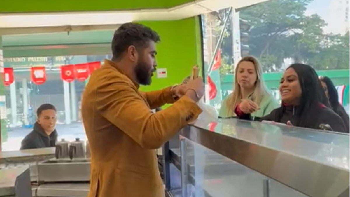 Henrique, da dupla com Juliano, serve salgados em padaria após show