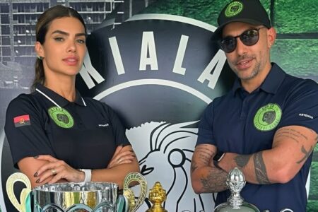 Kelly Key comemorando os títulos conquistados pelo Kiala FC