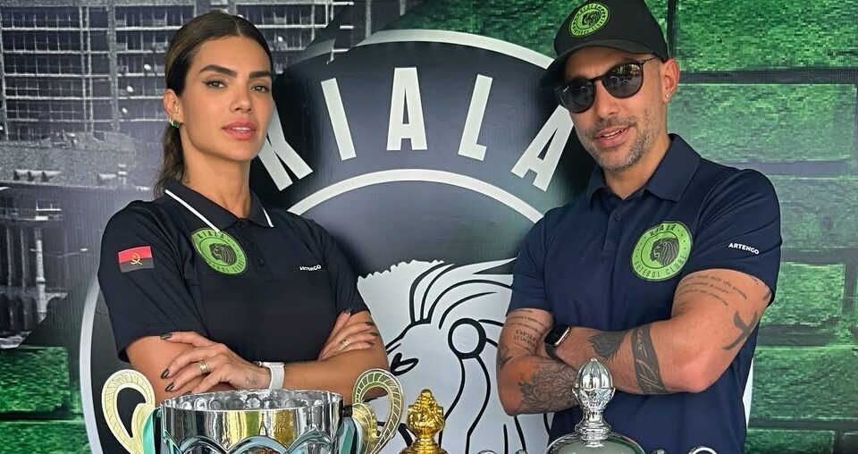 Kelly Key comemorando os títulos conquistados pelo Kiala FC