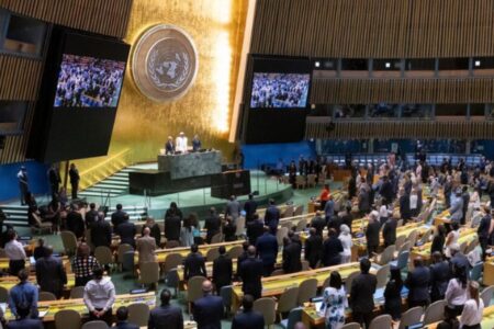 Número de autocracias supera o de democracias no mundo, diz estudo