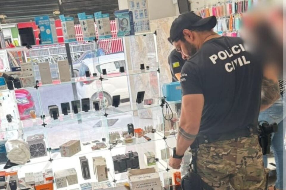 Dono de lojas de celulares é preso por receptação de aparelhos roubados em Posse