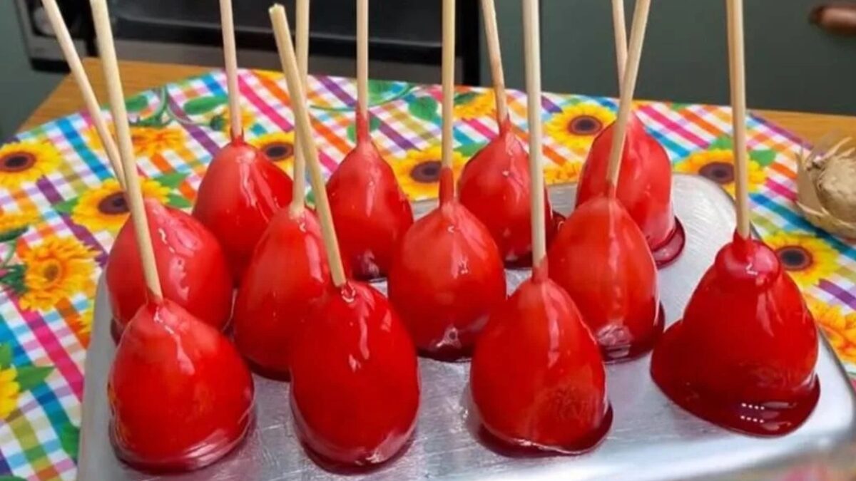 Morango do amor pode oferecer riscos à saúde bucal, diz Conselho de Odontologia; saiba quais quais pacientes não devem consumir o doce
