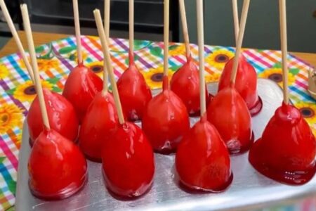 Morango do amor pode oferecer riscos à saúde bucal, diz Conselho de Odontologia; saiba quais quais pacientes não devem consumir o doce