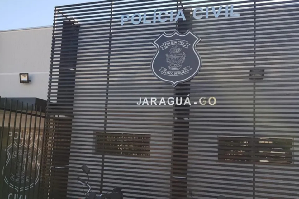 Casal é preso suspeito de simular roubo para receber ressarcimento de banco em Jaraguá