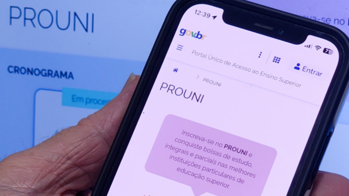 Imagem de uma pessoa acessando o site do prouni no celular e computador