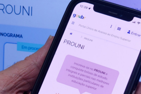 Imagem de uma pessoa acessando o site do prouni no celular e computador
