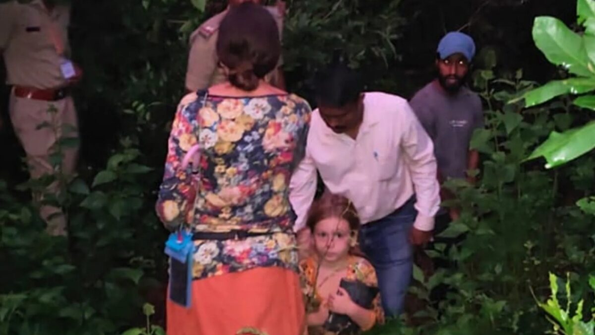 Mulher explica porque vivia isolada com filhas em caverna na Índia Nina Kutina vivia em área propensa a deslizamentos de terra