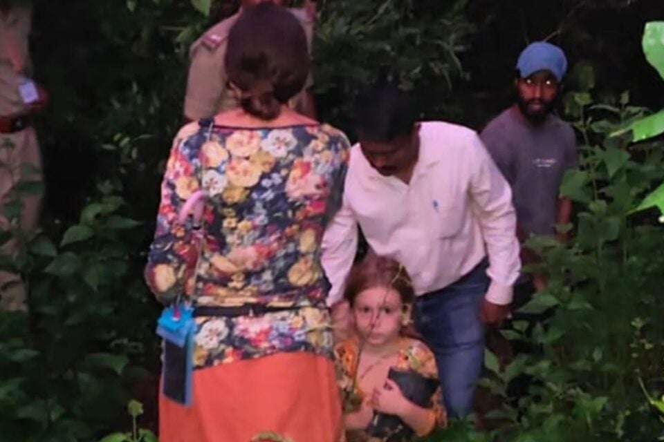 Mulher explica porque vivia isolada com filhas em caverna na Índia Nina Kutina vivia em área propensa a deslizamentos de terra